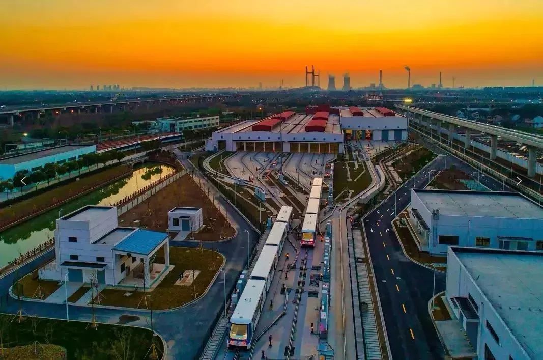 國內首條無人駕駛膠輪路軌開通，沒有駕駛室，可以站在車頭看風景！