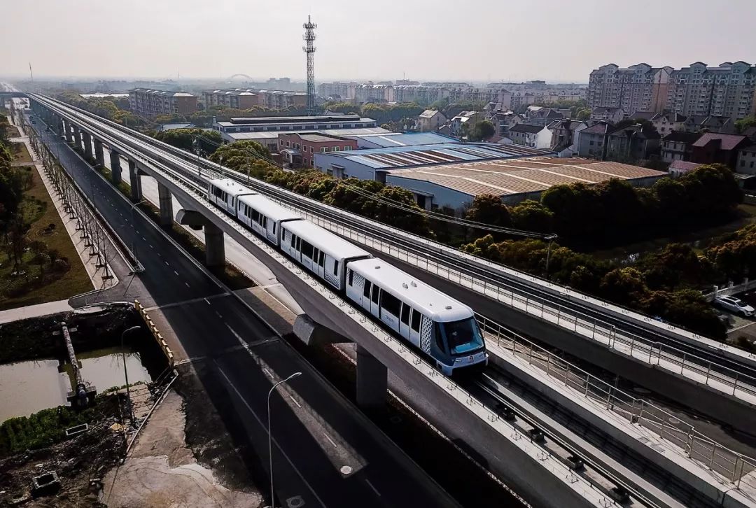 國內首條無人駕駛膠輪路軌開通，沒有駕駛室，可以站在車頭看風景！