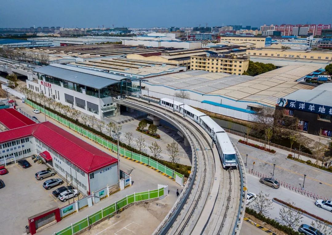 國內首條無人駕駛膠輪路軌開通，沒有駕駛室，可以站在車頭看風景！