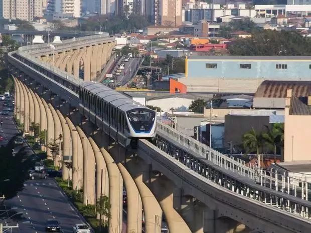 國內首條無人駕駛膠輪路軌開通，沒有駕駛室，可以站在車頭看風景！